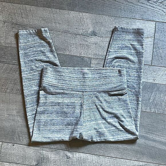 Victoria’s Secret Light-Gray “LOVE” 3/4 Leggings. Size Medium. - Picture 1 of 5